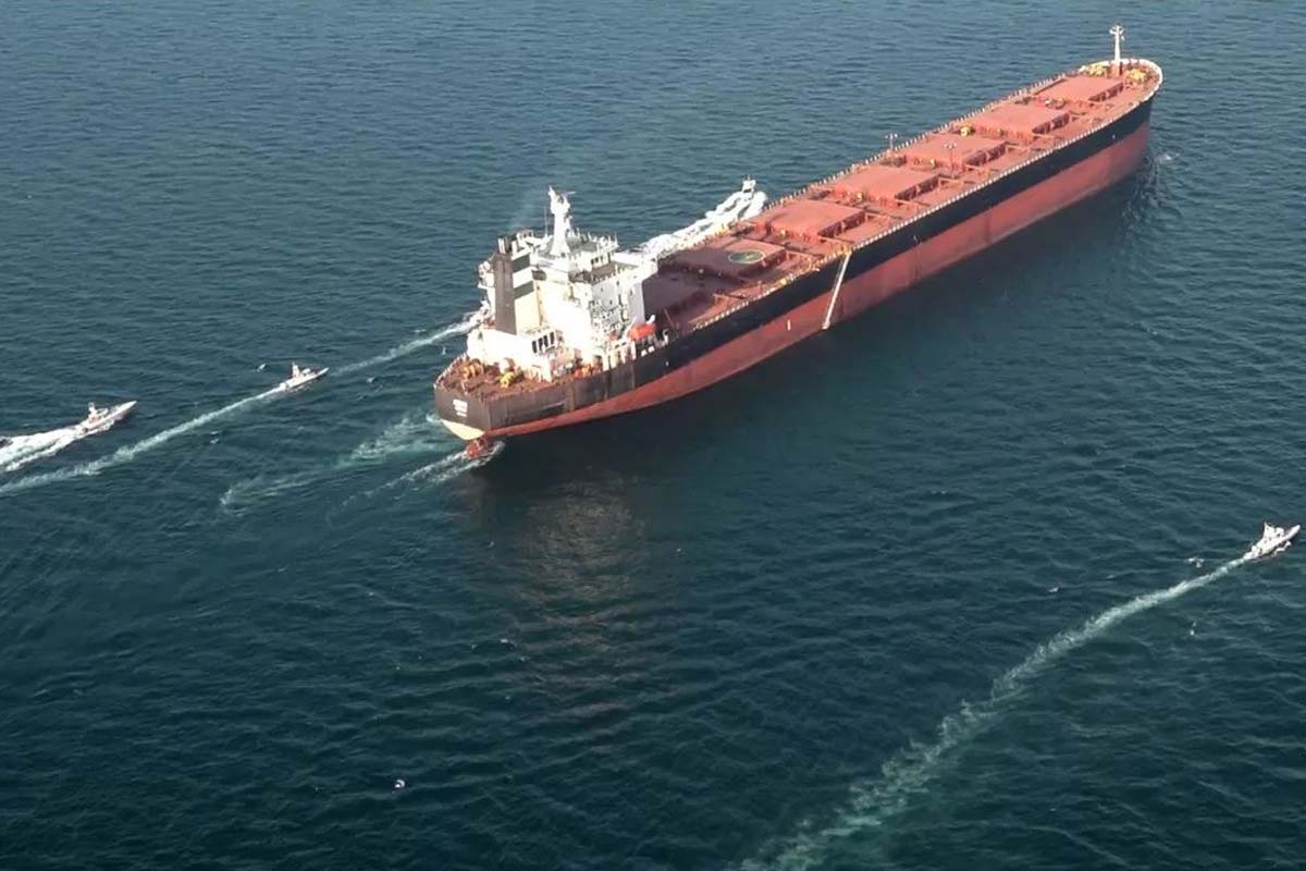 Memanas di Selat Hormuz, Iran Gertak AS, Dua Kapal Perang Mundur, Ketegangan Global Kian Meningkat